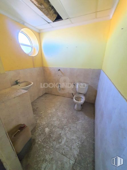 Office for rent at Zona La Estación, Azuqueca de Henares, Guadalajara, 19200 with toilet, sink, plumbing fixture, bathroom sink, tap, building, bathroom, interior design, mirror and architecture around