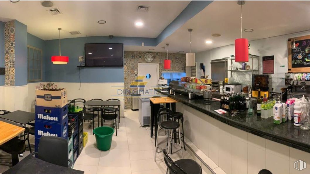 Retail for rent at Calle Príncipe de Vergara, Chamartín, Madrid, 28002 with lighting, light fixture, countertop, building, table, interior design, kitchen, chair, houseplant and kitchen appliance around