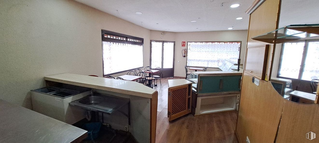 Retail for rent at Calle Panaderos, Manzanares el Real, Madrid, 28410 with window, furniture, cabinetry, table, building, interior design, kitchen, home appliance, wood and desk around