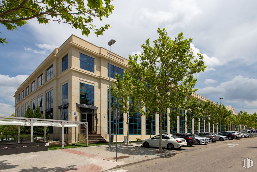 Oficina en alquiler en Calle Chile, 10, Las Rozas de Madrid, Madrid, 28290 con coche, edificio, nube, cielo, planta, neumático, tiempo de día, propiedad, vehículo y ventana alrededor