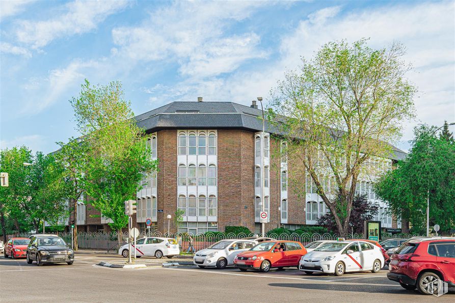 Oficina en alquiler en Calle Caídos de la División Azul, Chamartín, Madrid, 28016 con coche, edificio, neumático, rueda, cielo, vehículo terrestre, luz de estacionamiento, nube, vehículo y durante el día alrededor