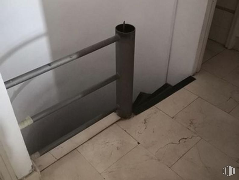 Oficina en alquiler en Calle Arturo Soria, Ciudad Lineal, Madrid, 28033 con madera, suelo, piso, escaleras, madera dura, rectángulo, material compuesto, gas, pretil y metal alrededor