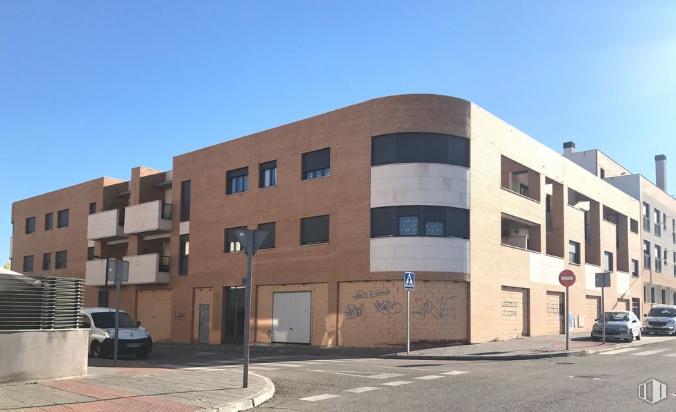 Local en alquiler y venta en Calle Tesoro, 7, Marchamalo, Guadalajara, 19180 con edificio, coche, cielo, propiedad, ventana, luz de la calle, accesorio, diseño urbano, área residencial y barrio alrededor