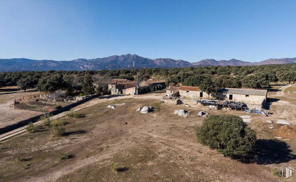 Land for sale at Colmenar del Arroyo, Colmenar del Arroyo, Madrid, 28213 with building, sky, mountain, plant, land lot, tree, landscape, plain, mountainous landforms and hill around