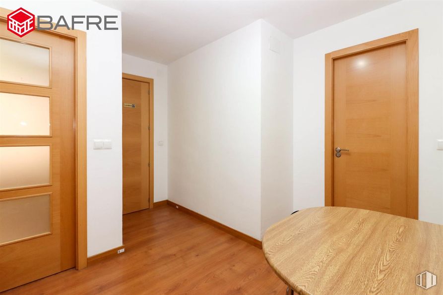 Local en venta en Avenida Córdoba, Usera, Madrid, 28026 con puerta, mesa, propiedad, accesorio, madera, interiorismo, edificio, suelos, pared y tinte para madera alrededor