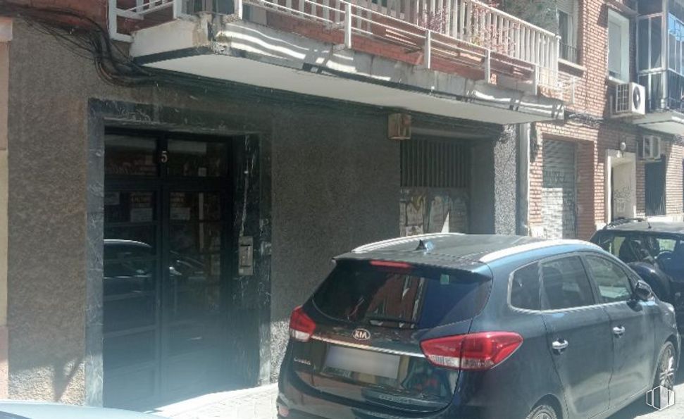 Local en venta en Calle Antonio Moreno, 5, Carabanchel, Madrid, 28025 con coche, ventana, rueda, vehículo, iluminación del automóvil, neumático de automoción, matrícula del vehículo, neumático, edificio y vehículo de motor alrededor