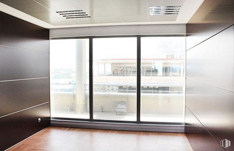 Oficina en venta en Calle Marie Curie, Rivas-Vaciamadrid, Madrid, 28529 con edificio, accesorio, diseño de interiores, ventana, piso, madera, pavimentos, puerta de vehículo, exterior automotriz y vidrio alrededor