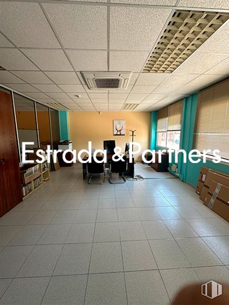 Nave en alquiler en Avenida Industria, Coslada, Madrid, 28820 con suelo, suelos, edificio, silla, hall, techo, evento, ciudad, madera y simetría alrededor