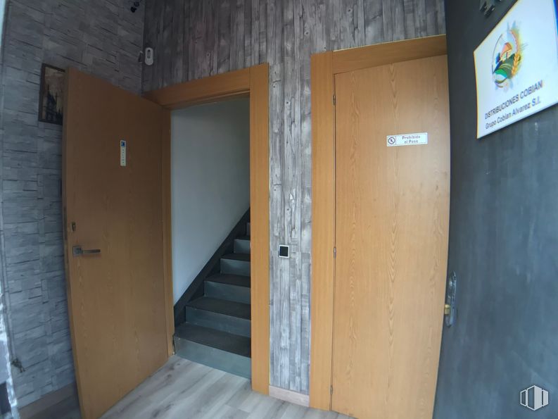 Nave en venta en Camino Ancho, 21, Daganzo de Arriba, Madrid, 28814 con puerta, edificio, accesorio, madera, casa, piso, suelo, material compuesto, madera y hormigón alrededor