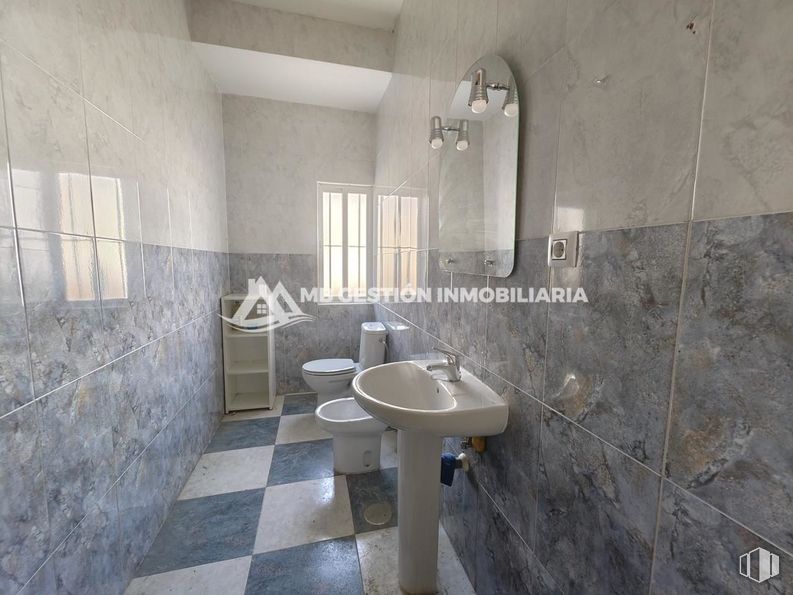 Industrial for sale at Polígono Industrial Villa Azaña, Numancia de la Sagra, Toledo, 45230 with sink, toilet, window, mirror, tap, plumbing fixture, property, bathroom sink, bathroom and wood around