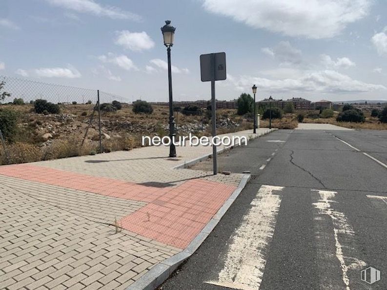 Land for sale at Calle Albacete, Ávila, 05004 with street light, cloud, sky, daytime, road surface, lighting, plant, asphalt, tar and public space around