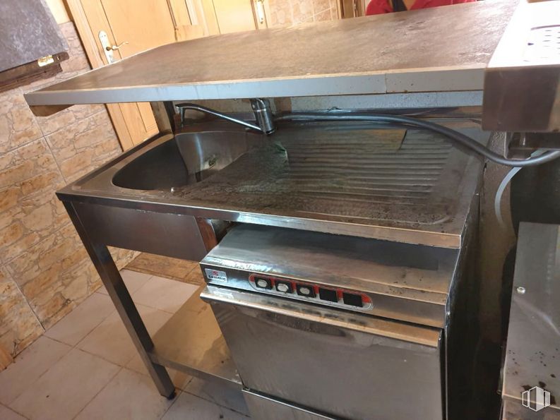 Local en venta en Calle Arijales, Parla, Madrid, 28980 con ebanistería, aparato de cocina, madera, encimera, instrumento musical, suelo, cocina, rectángulo, suelos y gas alrededor