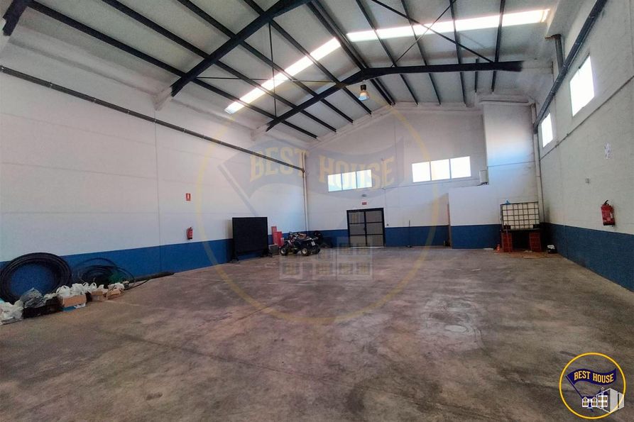 Industrial for rent at Polígono Industrial Sepes, Cuenca, 16004 with window, building, field house, hall, flooring, floor, wood, ceiling, roof and concrete around