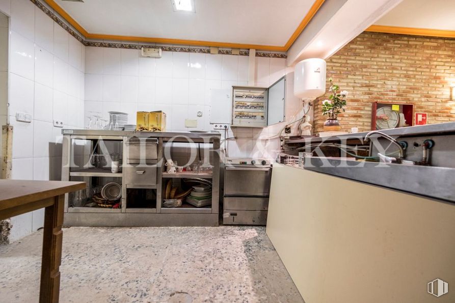 Local en venta en Calle Orense, Tetuán, Madrid, 28020 con mesa, alumbrado, propiedad, encimera, interiorismo, madera, casa, cocina, suelo y suelos alrededor