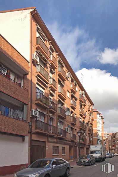 Local en alquiler y venta en Calle Guadalajara, 13, Móstoles, Madrid, 28938 con coche, edificio, neumático, rueda, vehículo terrestre, nube, cielo, vehículo, ventana y iluminación automotriz alrededor