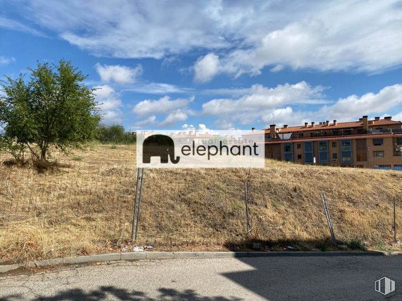 Land for sale at Avenida de España, El Molar, Madrid, 28710 with building, cloud, sky, plant, land lot, asphalt, window, road surface, tree and landscape around