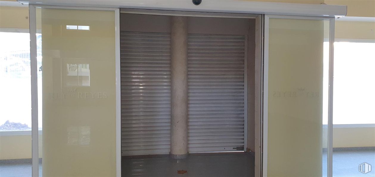 Nave en venta en Calle Alquimia, 14, Móstoles, Madrid, 28933 con persiana de la ventana, edificio, accesorio, madera, puerta, sombra, ventana, material compuesto, casa y tintes y matices alrededor