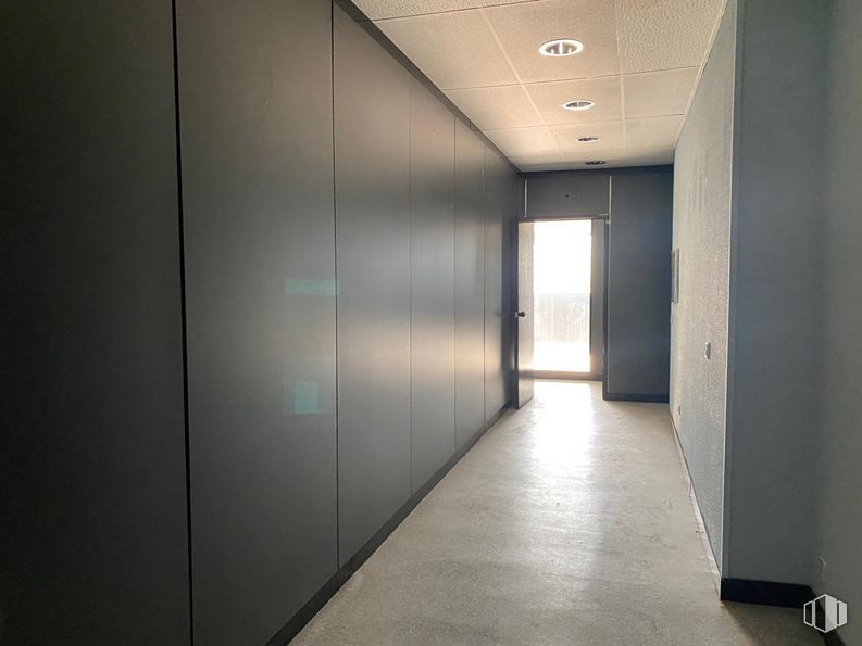 Oficina en alquiler en Calle Fuerteventura, San Sebastián de los Reyes, Madrid, 28703 con accesorio, pasillo, edificio, suelo, piso, madera, puerta, techo, simetría y espacio alrededor