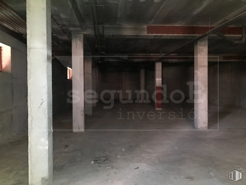 Retail for sale at Calle Ventanilla, 8, Colmenarejo, Madrid, 28270 with mirror, floor, composite material, fixture, flooring, gas, concrete, darkness, building material and city around