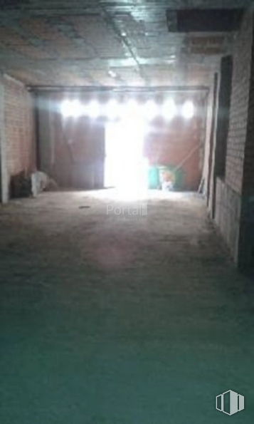 Retail for sale at Calle Jerónimo Gracián, Ávila, 05001 with fixture, floor, gas, tints and shades, concrete, ceiling, building, flooring, darkness and building material around