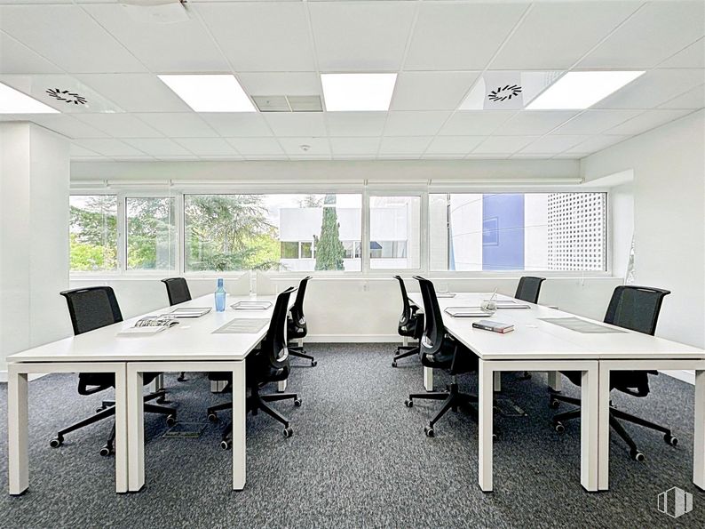 Oficina en alquiler en Regus Tres Cantos, Ronda Poniente, 2, Tres Cantos, Madrid, 28760 con silla, escritorio, mesa, mueble, silla de oficina, edificio, ventana, interiorismo, suelo y suelos alrededor