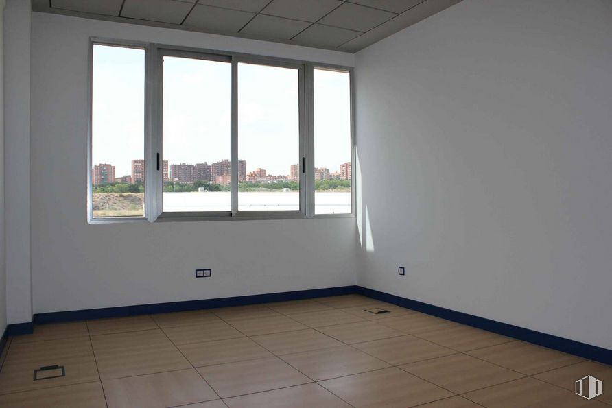 Oficina en alquiler en Calle Luis I, 60, Villa de Vallecas, Madrid, 28031 con ventana, edificio, accesorio, madera, sombra, diseño de interiores, pared, cielo, pasillo y suelo alrededor