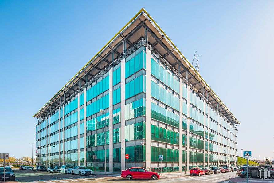 Oficina en alquiler en Edificio Dublín, Calle Vía Dublín, 7, Barajas, Madrid, 28042 con coche, edificio, cielo, rueda, día, condominio, vehículo, diseño urbano, bloque de torre y área residencial alrededor