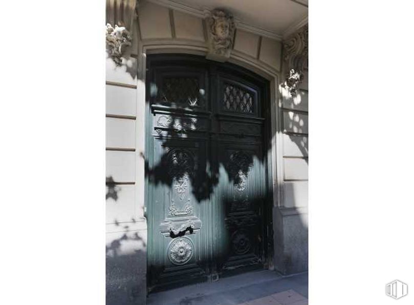 Oficina en alquiler en Calle Velázquez, 21, Salamanca, Madrid, 28001 con puerta, edificio, propiedad, accesorio, rectángulo, madera, puerta de casa, tintes y tonos, fachada y arco alrededor