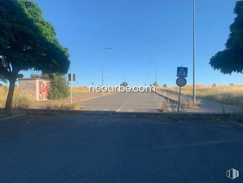 Land for sale at Calle Las Palmas de Gran Canaria, Ávila, 05004 with street light, plant, sky, road surface, tree, asphalt, land lot, slope, tar and thoroughfare around