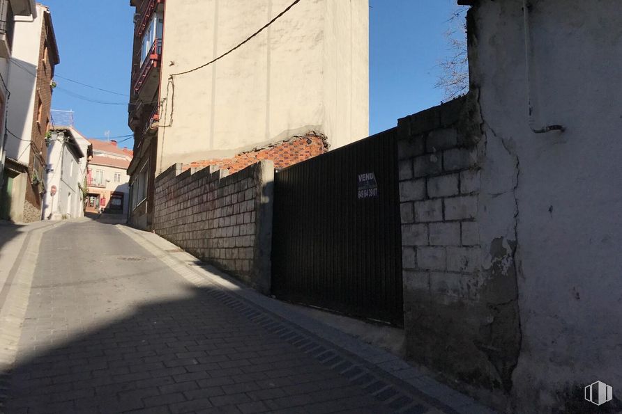 Suelo en venta en Calle Doctor Romero, San Martín de Valdeiglesias, Madrid, 28680 con edificio, cielo, superficie de la carretera, madera, asfalto, ladrillo, barrio, albañilería, ventana y luz de la calle alrededor