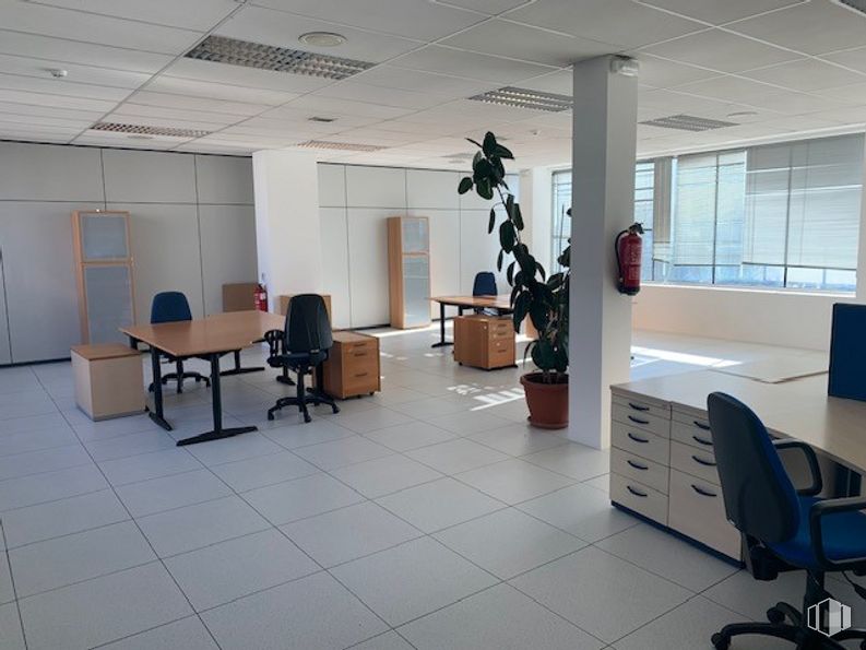 Oficina en venta en Edificio Oficant, Ronda Poniente, 15, Tres Cantos, Madrid, 28760 con silla, ventana, escritorio, planta de interior, mueble, planta, interiorismo, maceta, suelo y suelos alrededor