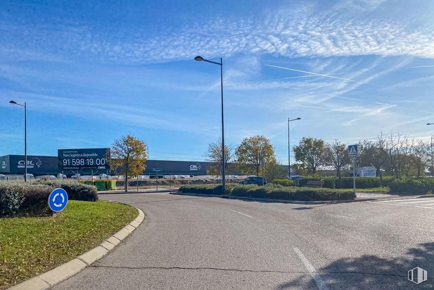 Nave en alquiler en Zona Getafe, Getafe, Madrid, 28906 con luz de la calle, nube, planta, cielo, día, superficie de la carretera, árbol, asfalto, electricidad y vía pública alrededor