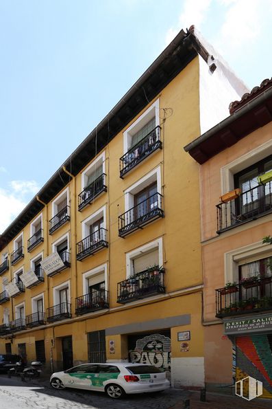 Retail for sale at Calle Jesús del Valle, 34, Centro, Madrid, 28004 with car, window, tire, wheel, building, sky, vehicle, cloud, house and urban design around