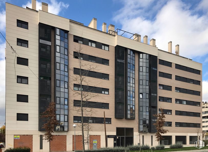 Retail for sale at Calle Río Guadiana, 2, Torrejón de Ardoz, Madrid, 28850 with building, sky, cloud, plant, daytime, window, tree, urban design, tower block and condominium around