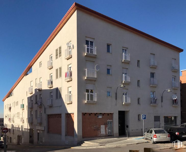 Local en alquiler y venta en Calle Santa Teresa, 3, Arganda del Rey, Madrid, 28500 con coche, edificio, cielo, propiedad, ventana, rueda, neumático, vehículo, diseño urbano y casa alrededor