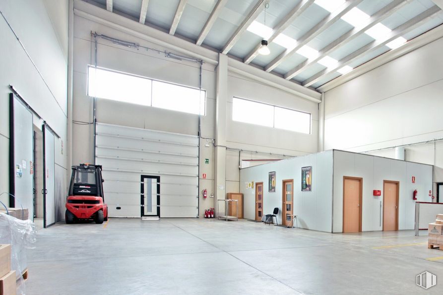 Industrial for sale & for rent at Camino Fábrica, s/n, Hoyocasero, Ávila, 28037 with luggage & bags, building, flooring, hall, floor, gas, vehicle, commercial building, machine and ceiling around