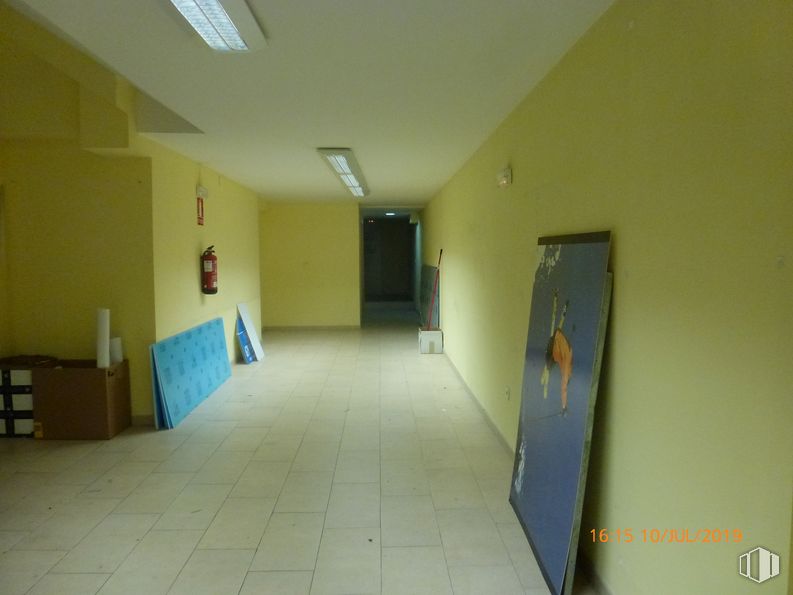 Retail for rent at Calle Del Roble, 11, Segovia, 40002 with furniture, mirror, fixture, hall, door, floor, flooring, building, wood and house around