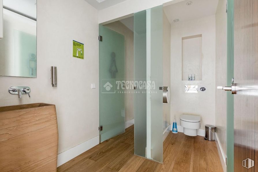 Retail for sale at Calle Ramón Jiménez, Pozuelo de Alarcón, Madrid, 28223 with toilet, flooring, floor, interior design, wood, plumbing fixture, door, room, plumbing and bathroom around