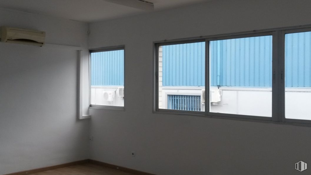 Industrial for rent at Camino Hormigueras, Villa de Vallecas, Madrid, 28031 with window, property, building, fixture, shade, wood, interior design, window blind, flooring and real estate around