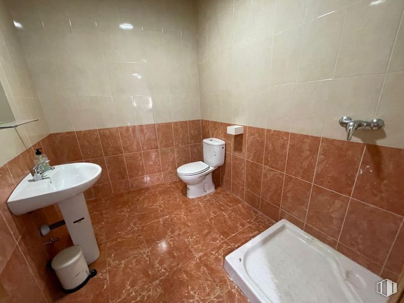 Retail for sale at Calle Coronel Félix Gutiérrez Cano, Polán, Toledo, 45161 with toilet, sink, brown, plumbing fixture, property, bathroom sink, tap, bathroom, toilet seat and fixture around