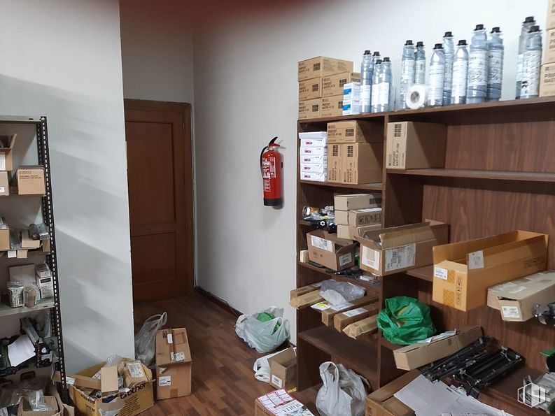 Office for rent at Calle Teruel, 29, Tetuán, Madrid, 28020 with box, shipping box, cardboard packaging, packaging and labeling, shelving, paper product, shelf, cardboard, packing materials and wood stain around