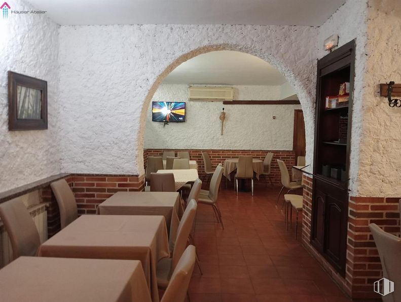 Retail for rent at Zona Fuentelarreina, Fuencarral - El Pardo, Madrid, 28034 with chair, picture frame, table, furniture, wood, building, interior design, floor, flooring and real estate around