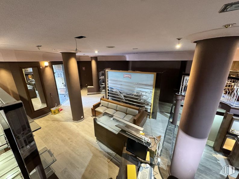 Retail for sale at Calle Juan José Martín, Ávila, 05001 with couch, flooring, interior design, floor, ceiling, lighting, wood flooring, glass, lobby and laminate flooring around