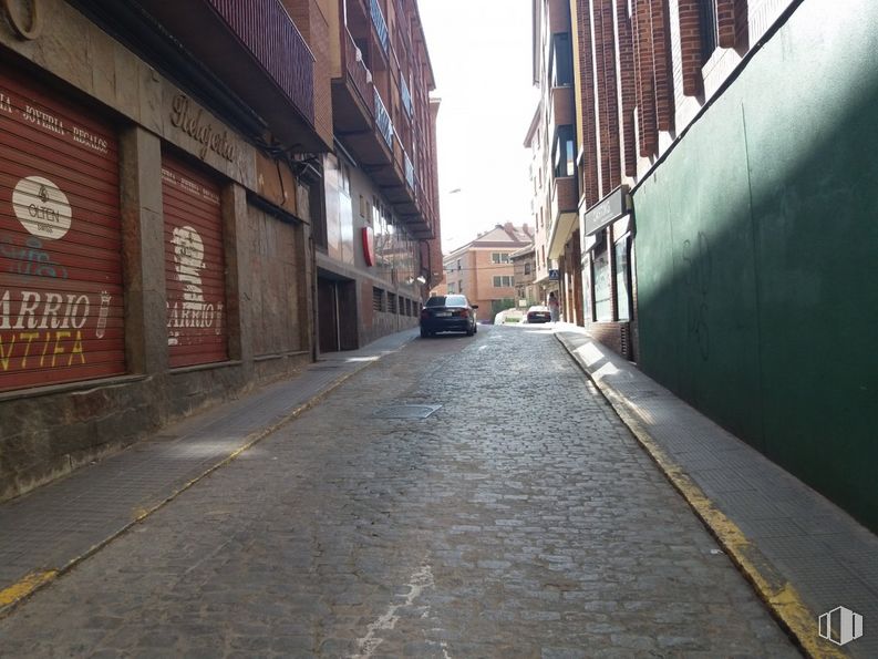 Local en venta en Calle Puente de Muerte Y Vida, Segovia, 40005 con edificio, ventana, superficie de carretera, vehículo, asfalto, modo de transporte, callejón, neumático, madera y iluminación automotriz alrededor