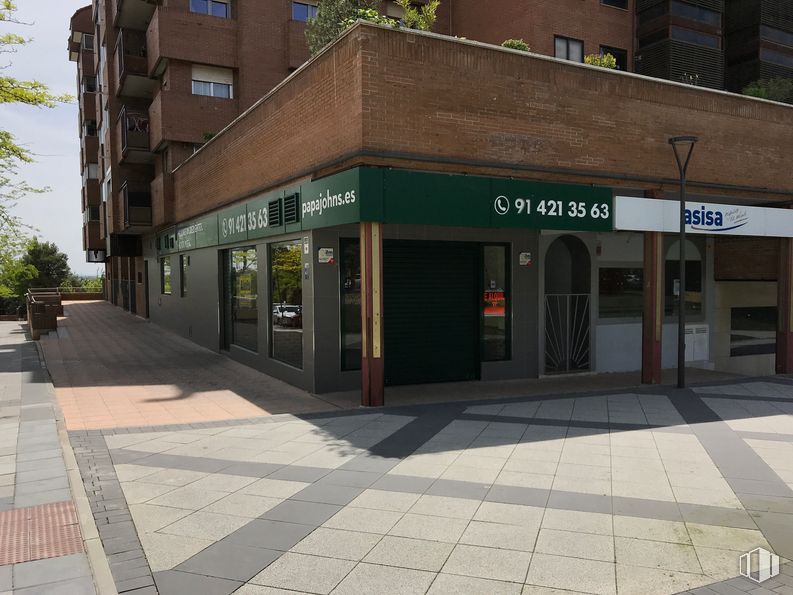 Local en venta en Sector Pintores, 1, Tres Cantos, Madrid, 28760 con edificio, ventana, superficie de carretera, accesorio, sombra, diseño urbano, puerta, árbol, acera y fachada alrededor