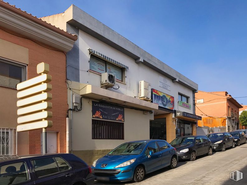 Retail for sale at Calle Limón Verde, Algete, Madrid, 28110 with car, window, building, automotive parking light, tire, vehicle, wheel, sky, plant, motor vehicle and neighbourhood around