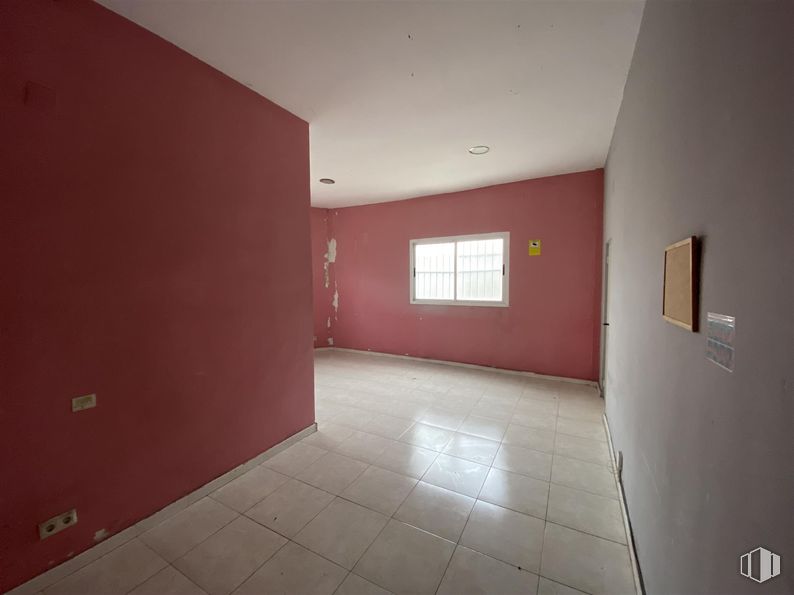 Industrial for sale at Calle Madera, 21, Carranque, Toledo, 45216 with window, wall, flooring, floor, ceiling, pink, room, apartment, paint and plaster around