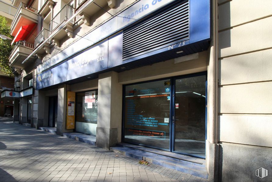 Local en alquiler en Avenida General Perón, Tetuán, Madrid, 28020 con edificio, fachada, acera, ciudad, edificio comercial, superficie de la carretera, puerta, carretera, uso mixto y diseño urbano alrededor