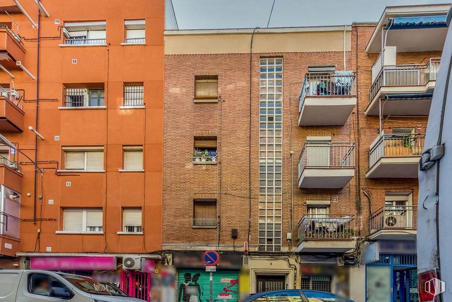 Retail for sale at Calle Ferroviarios, Usera, Madrid, 28026 with window, building, daytime, property, tire, blue, vehicle, car, architecture and yellow around