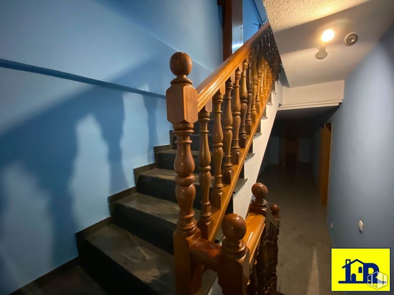 Local en alquiler en Centro urbano, Cuenca, 16004 con escaleras, madera, interiorismo, edificio, suelos, suelo, madera dura, balaustre, tinte para madera y pasamanos alrededor